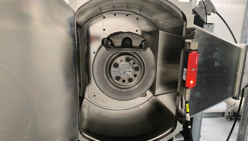 Road House incorpora un nuevo banco de polvo en la planta de I+D de FMG Brakes en Mutilva (Navarra)
