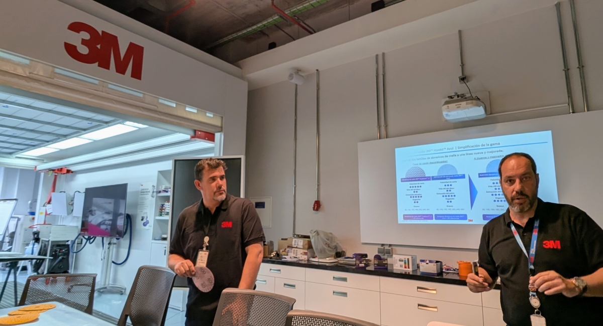 José María Luna y José Pedro de la Morena, presentado los nuevos productos 3M en el taller del Centro de Innovación de la marca en Madrid.