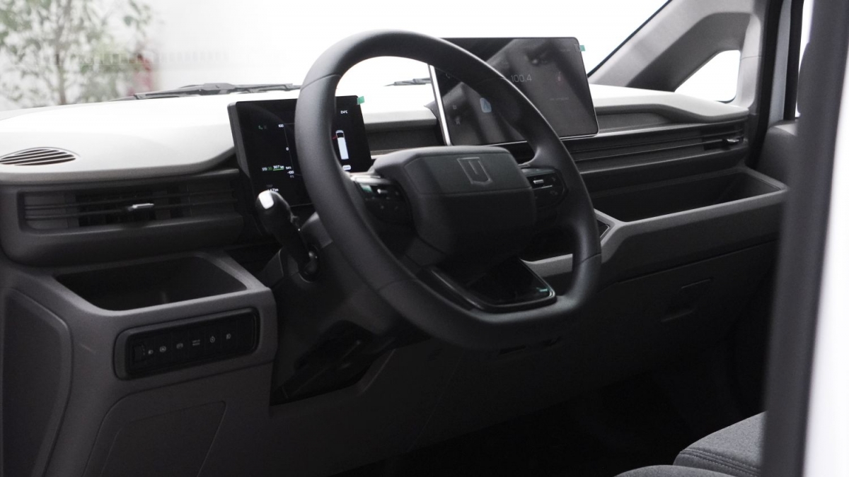 El equipamiento tecnológico incluye una pantalla táctil central de 12,3 pulgadas compatible de forma inalámbrica con Apple CarPlay y Android Auto, un cuadro de instrumentos digital de siete pulgadas y un sistema de visión de 360 grados.
