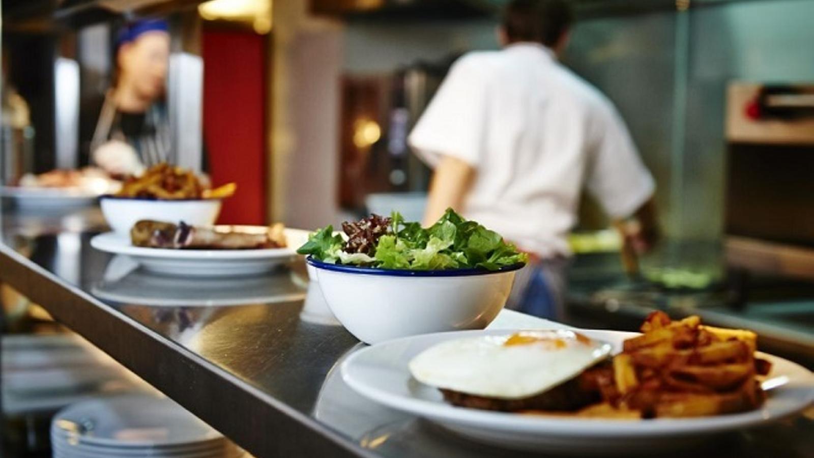 El menú del día de los restaurantes sube de precio hasta los 12,8 euros de media - Archivo