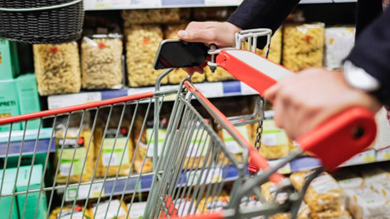 Consumidor con carrito de la compra - Kantar