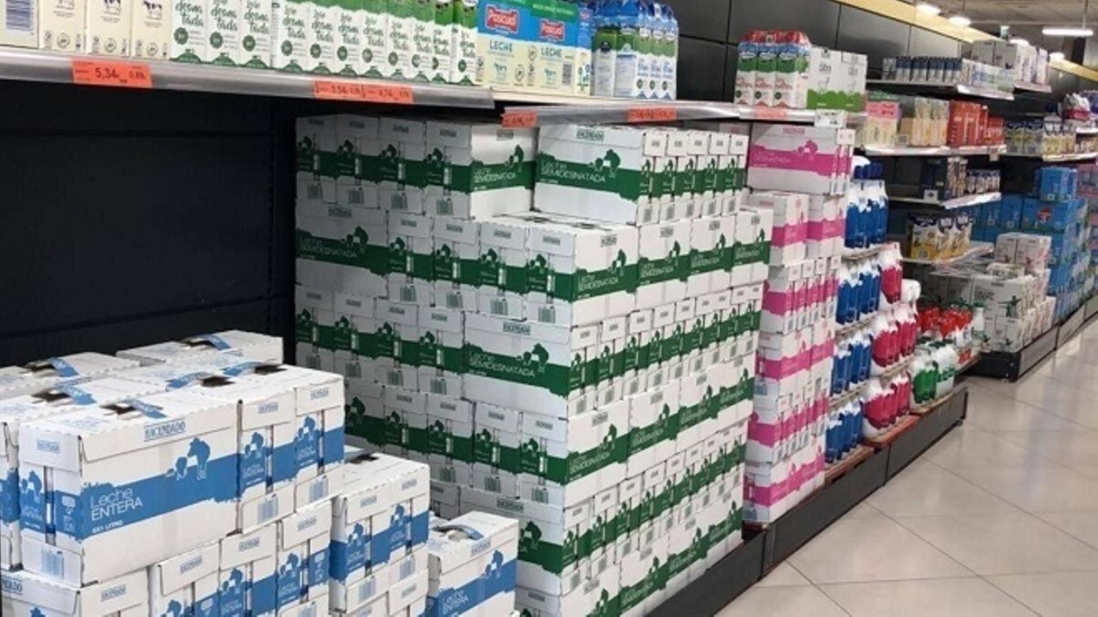 Enfado de los clientes de Mercadona ante la falta de leche Hacendado