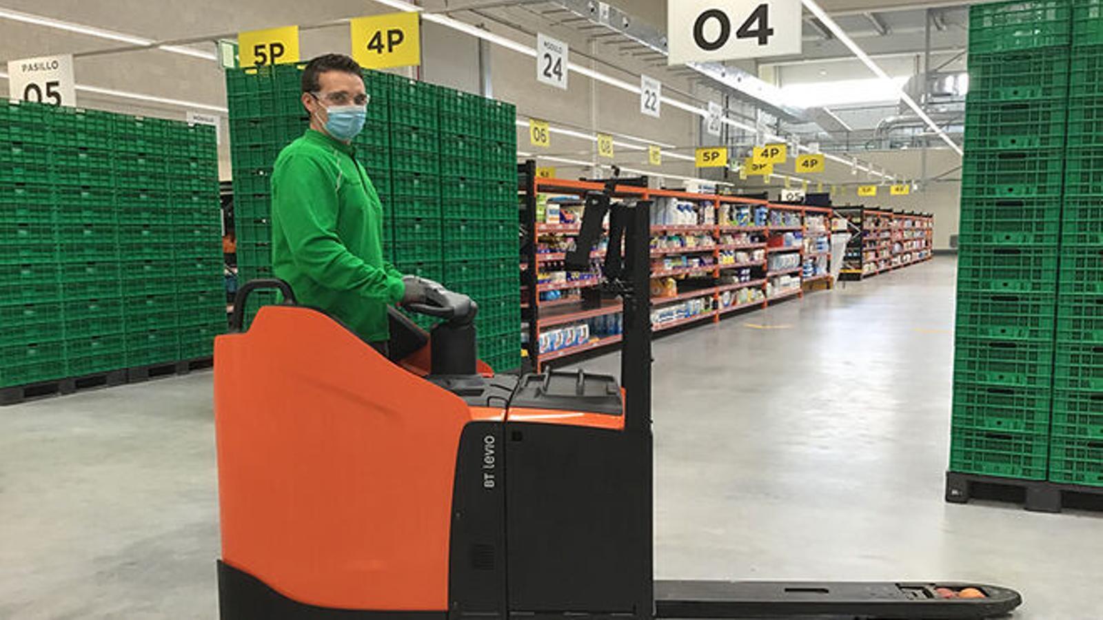 Trabajador de Mercadona en el almacén colmena de Getafe (Madrid) - Archivo