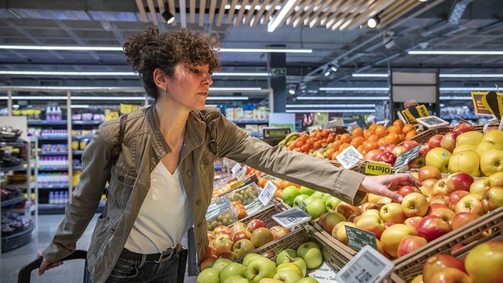 Consumidora en frutería - 