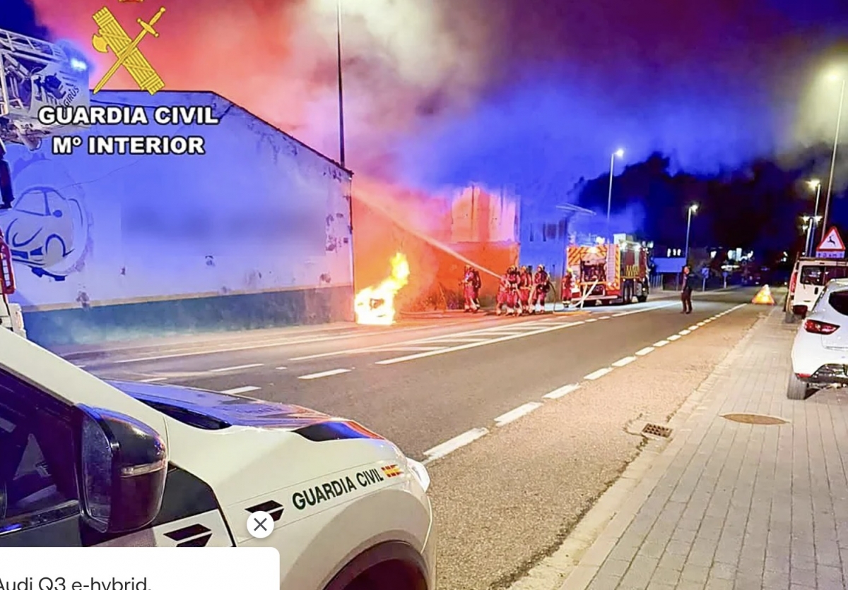 Dos detenidos por prender fuego a cinco vehículos a las puertas de un taller tras una disputa con su propietario