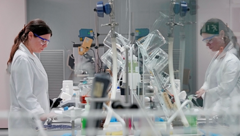 Profesional de Laboratorios Belloch trabajando en la formulación de productos.