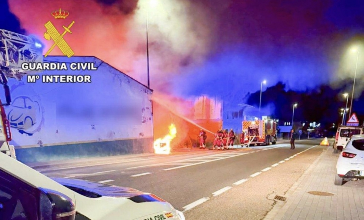 Dos detenidos por prender fuego a cinco vehículos a las puertas de un taller tras una disputa con su propietario