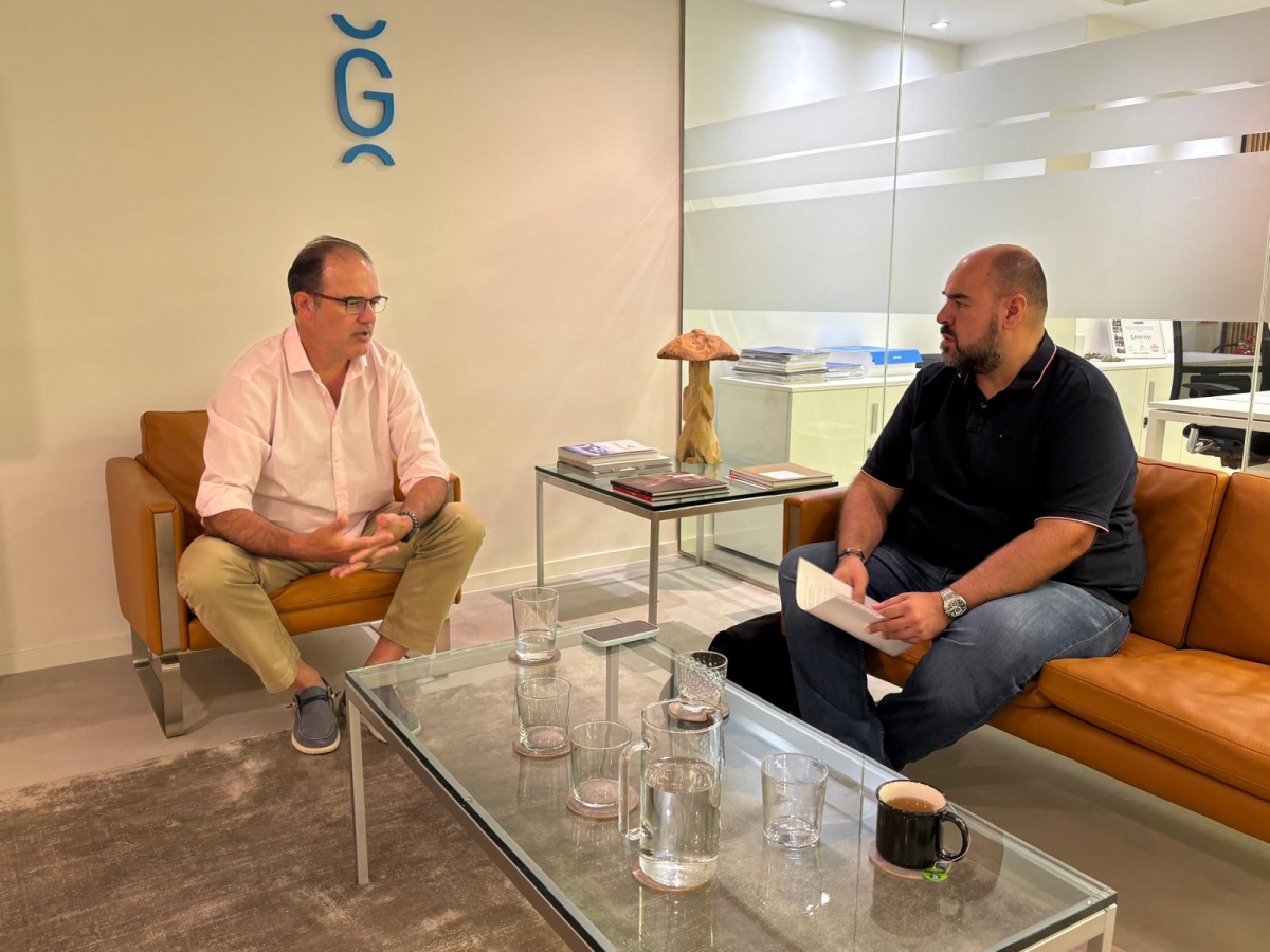 Jaime Barea charla con el redactor Ismael del Prado, durante la entrevista, en la sede de Ganvam en Madrid.