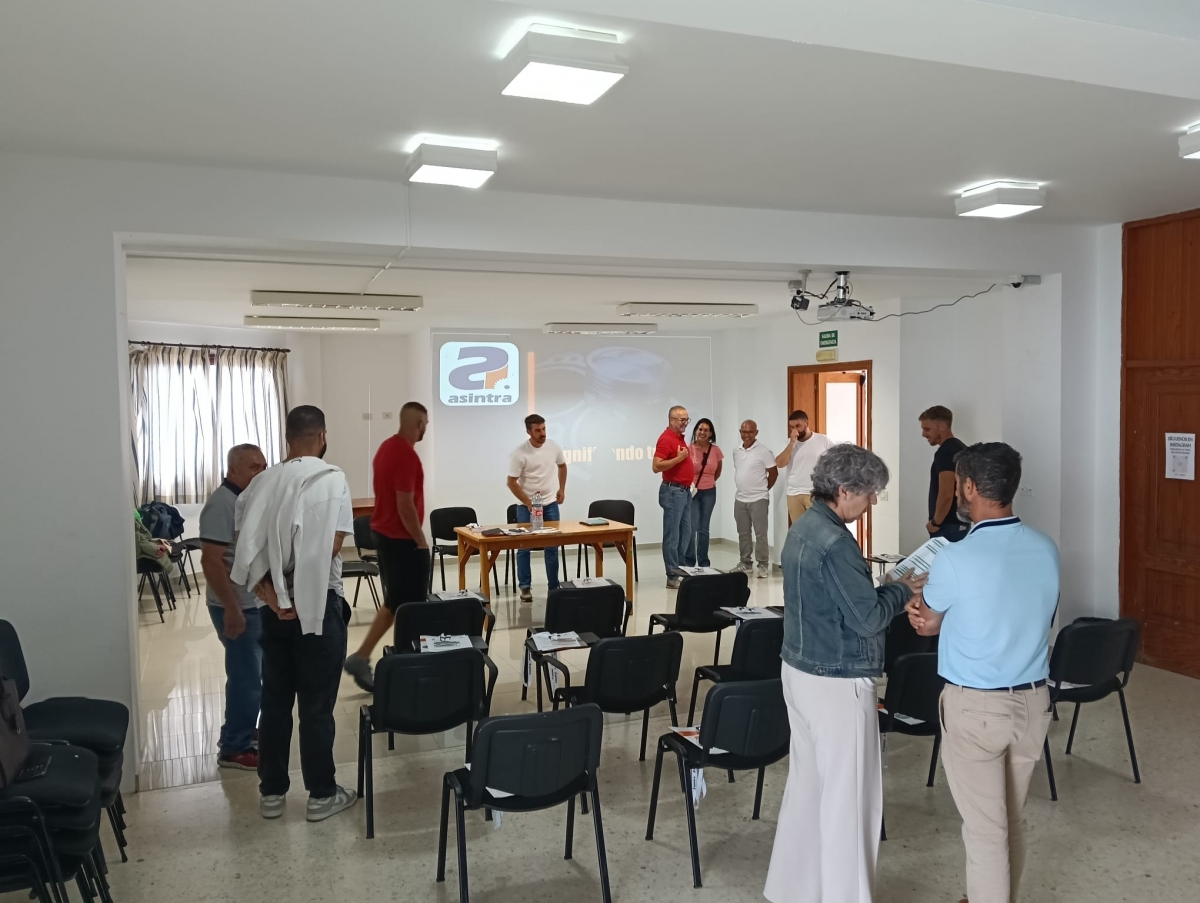 La reunión contó con la presencia de una docena de talleres de El Hierro y miembros del Cabildo.