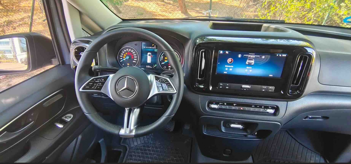 Imagen de calidad la formada por el volante multifuncional y el MBUX.