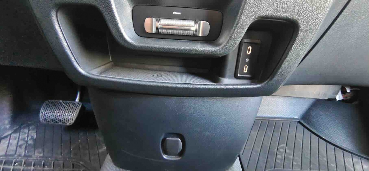 Conexión de 12 V y otras dos USB C en la parte inferior de la consola central.