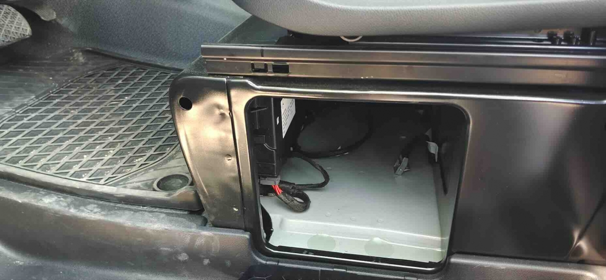 Bajo el asiento del conductor encontramos este hueco.