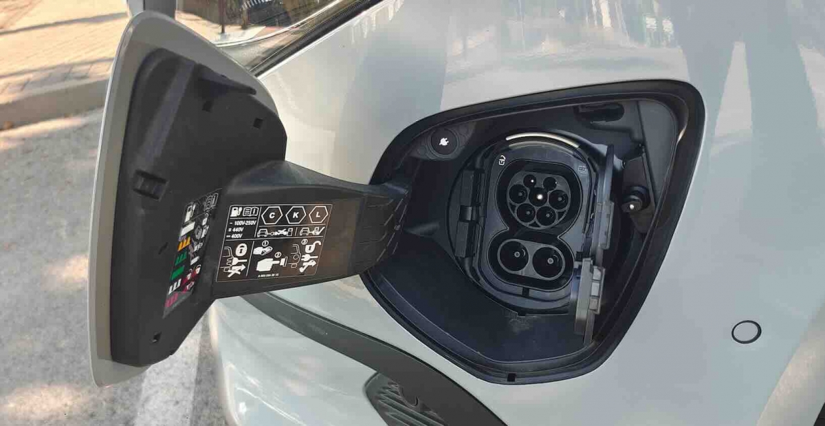 En la aleta delantera izquierda está la conexión de carga de la eVito.