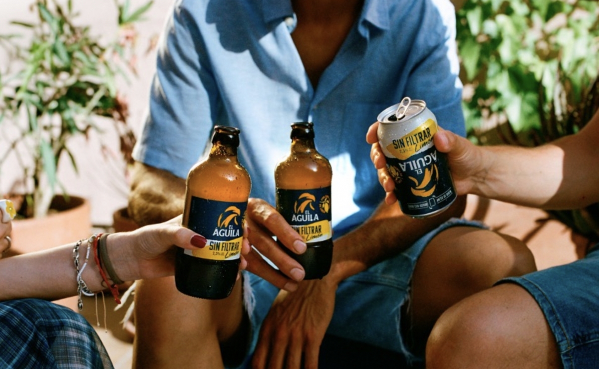El Águila amplía su gama con Sin Filtrar Limón, la primera cerveza con zumo natural de limón a la que se le da la vuelta