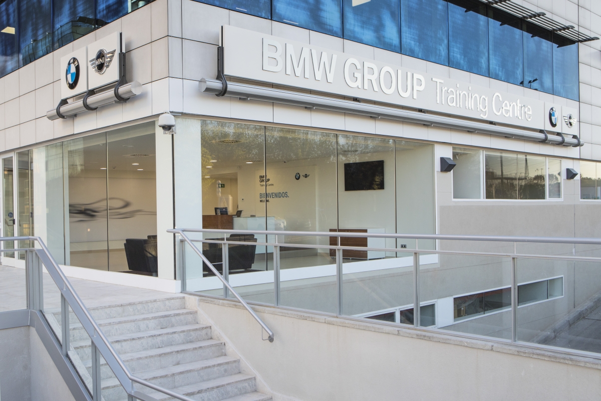 El centro de formación para mecánicos de BMW España en Madrid, optimizado con nueve salas de trabajo, cuatro de ellas con taller