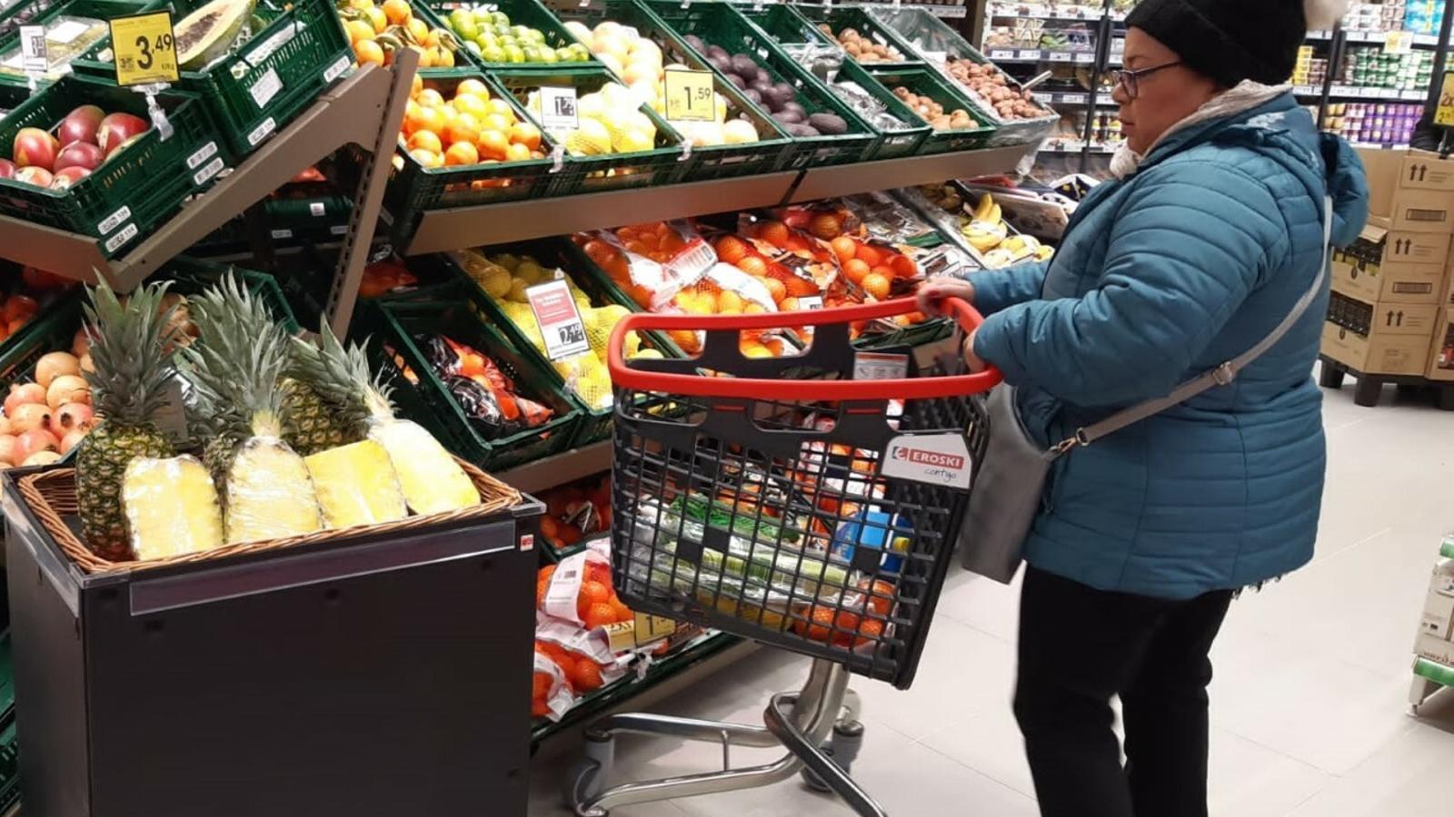 Una clienta en el nuevo supermercado Eroski de Vitoria - Eroski