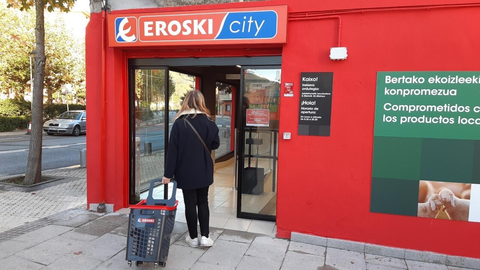 Entrada al nuevo supermercado Eroski/City de Pasai Donibane (Guipúzcoa) - Eroski