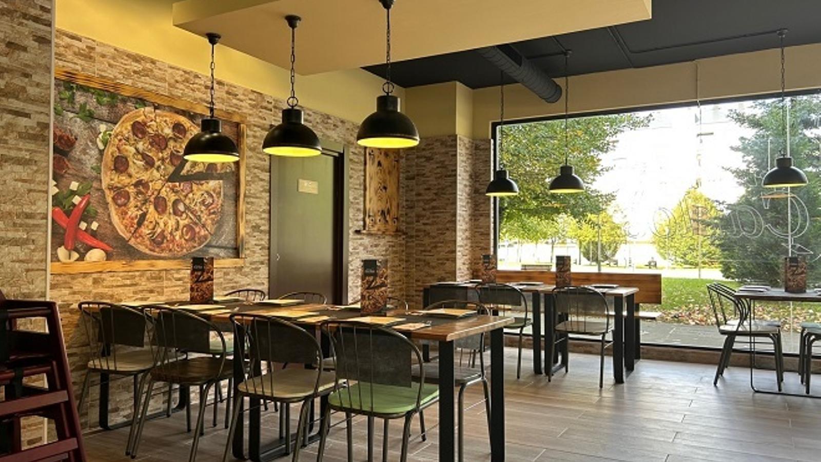 Interior del restaurante Pizzerías Carlos en Torrelavega (Cantabria) - 