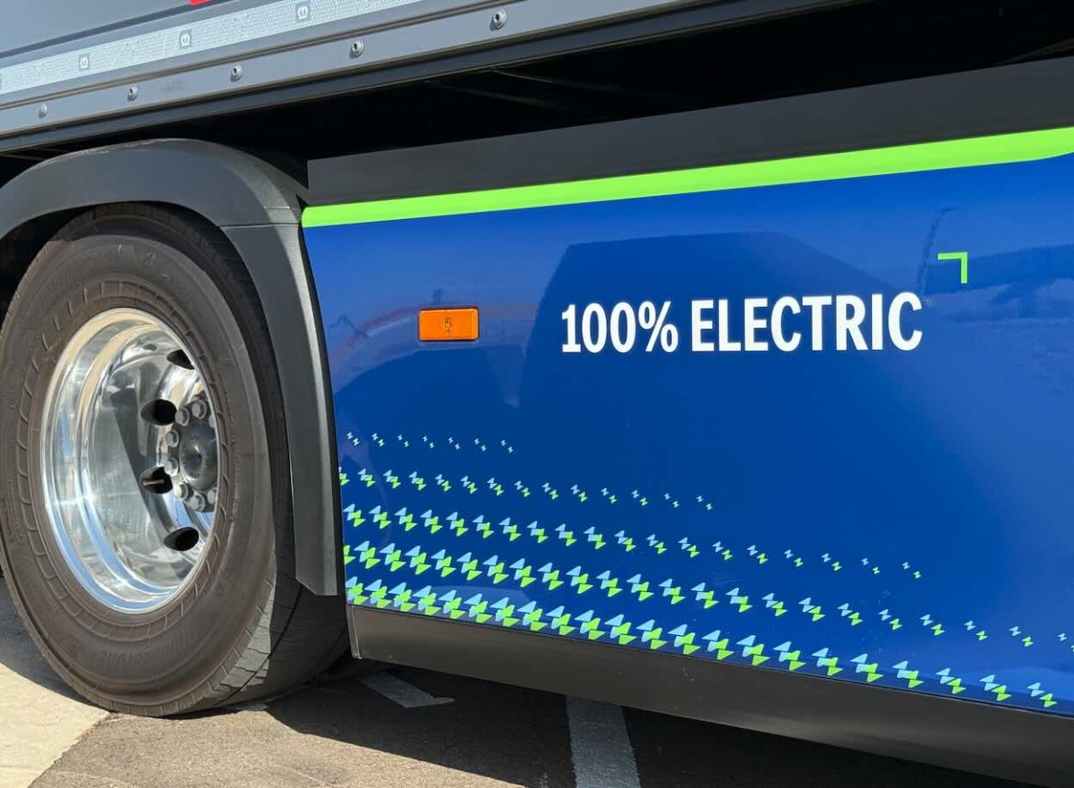 Milimétricamente ha cubicado Mercedes-Benz trucks tres baterías en los cuatro metros de batalla de la tractora.