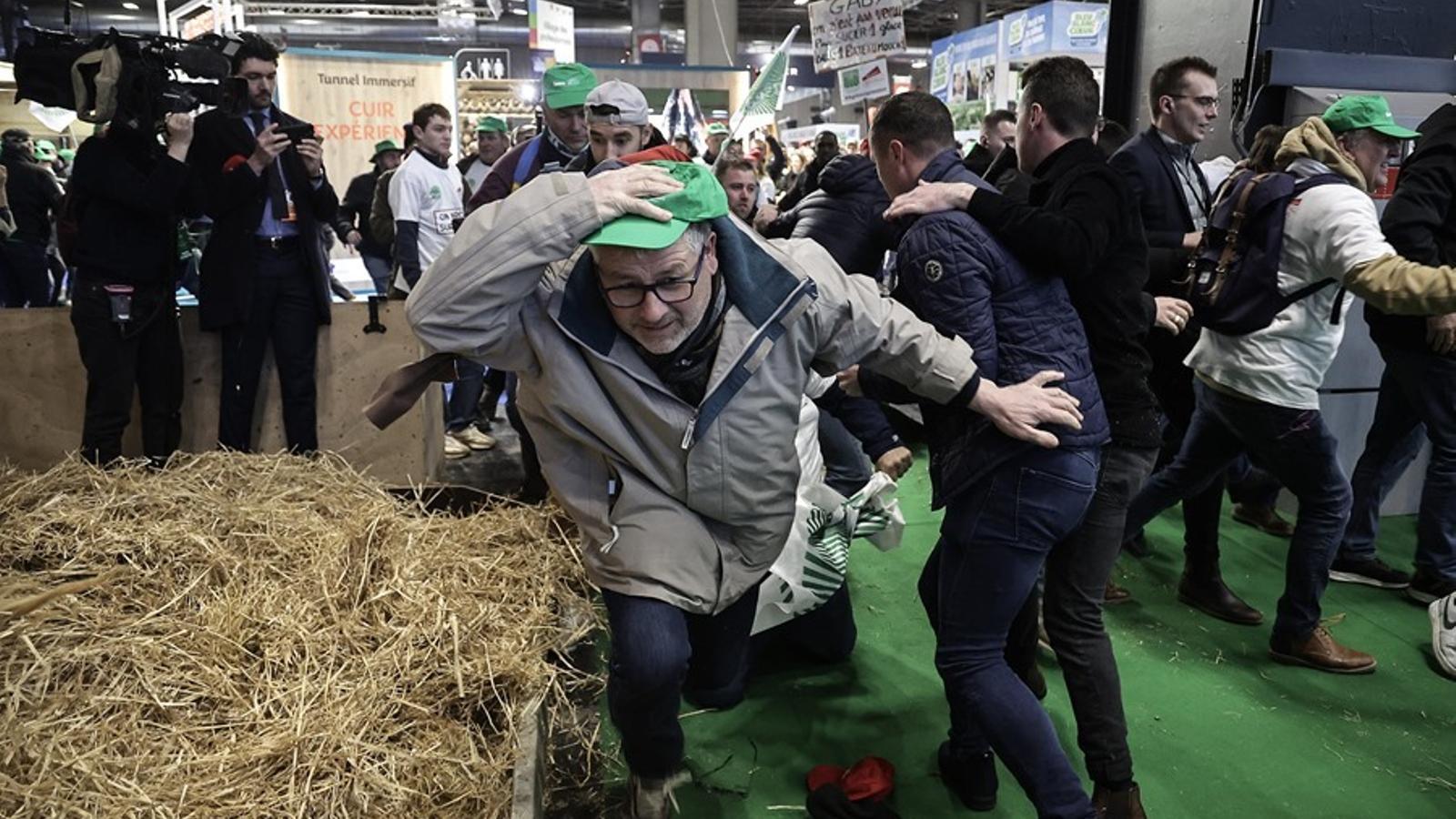 Los agricultores son detenidos mientras protestaban en la inauguración de la 60ª Feria Internacional de Agricultura. - EFE/EPA/Christophe Petit Tesson