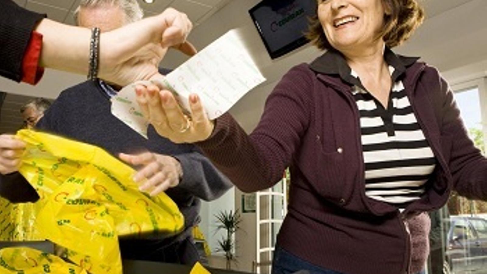 Una cliente usuaria de la tarjeta Club Familia de Covirán - 