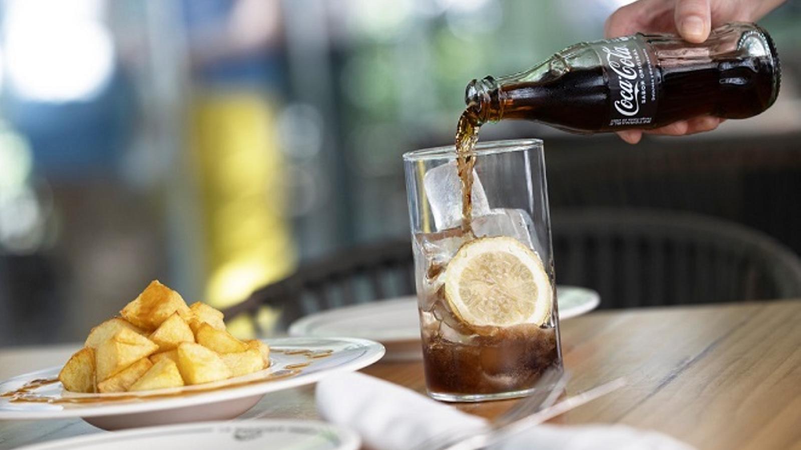 El refresco favorito de los españoles: en envase de vidrio, acompañado de patatas bravas y en terraza