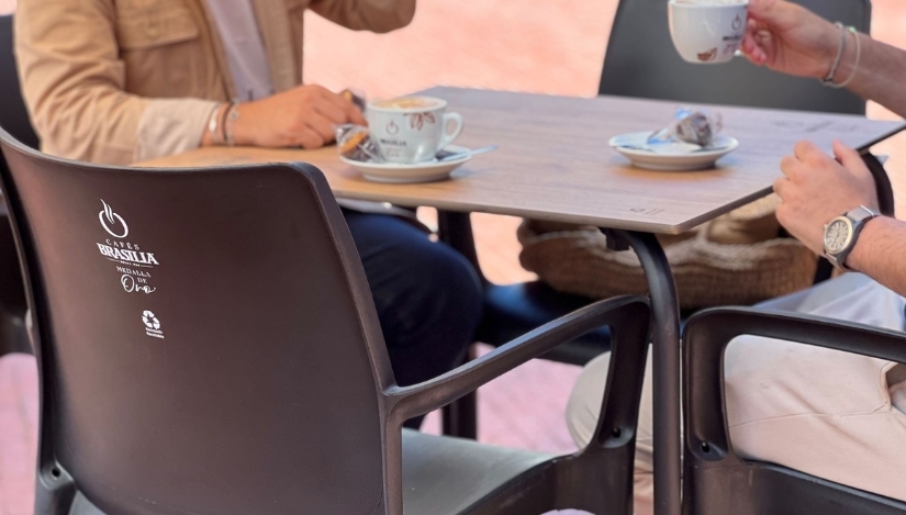 Nestlé convierte cápsulas de café usadas en sillas de terraza para bares y restaurantes