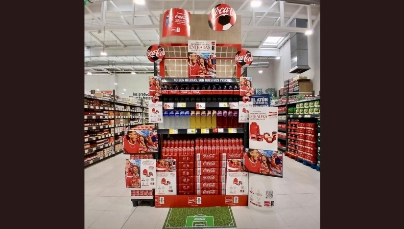 Promociones de Coca-Cola en un supermercado.