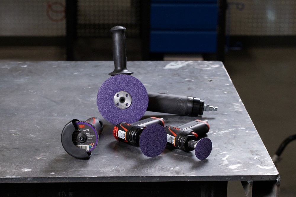 El grano cerámico utilizado en las bandas abrasivas y los discos de fibra incorpora una innovadora geometría con lados curvos.