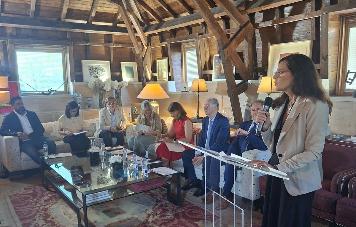 La directora de Franquicias de Dia España (segunda por la izqda.), durante el acto de presentación del informe anual de la AEF sobre la franquicia en España.
