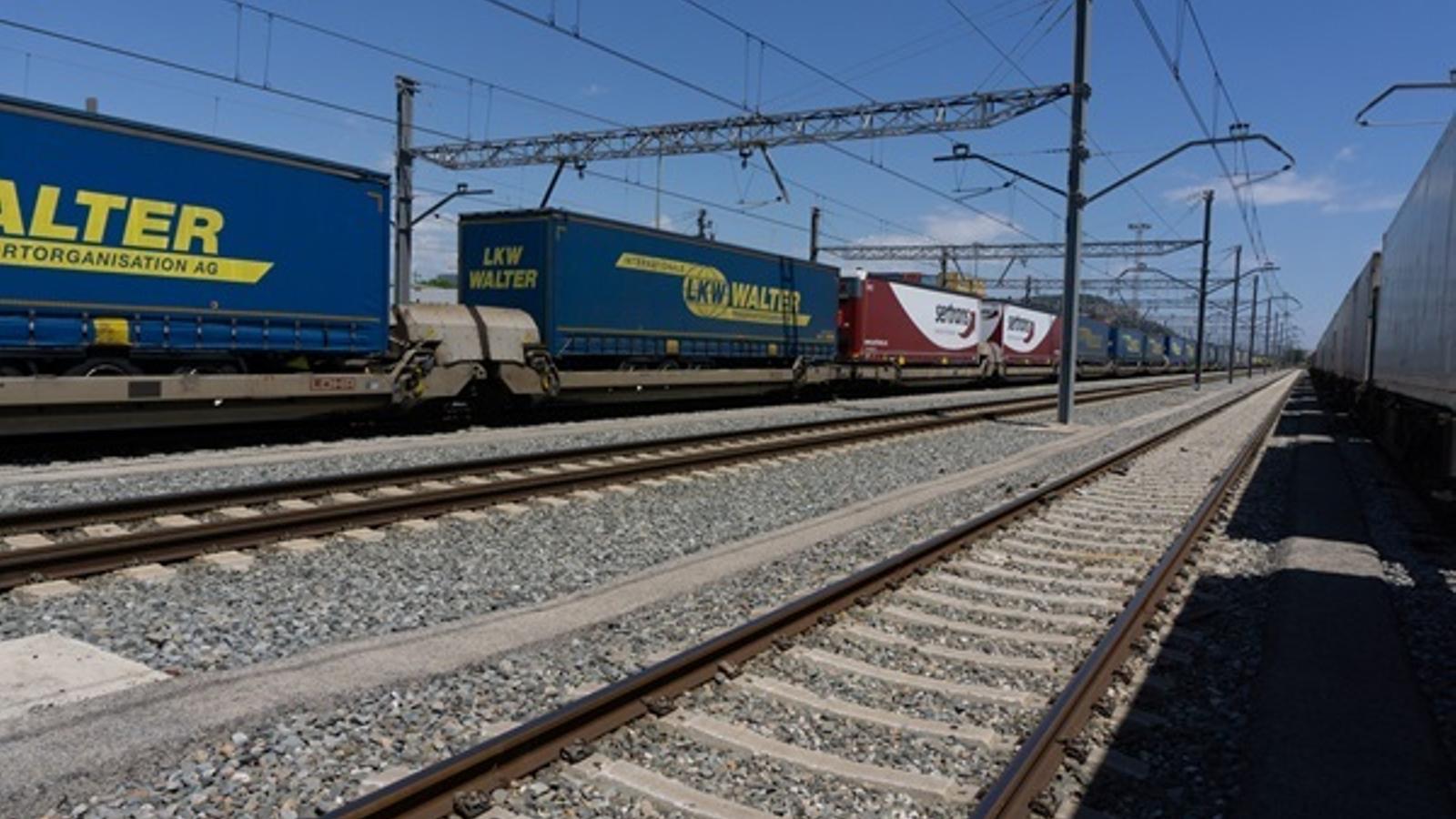 Las autopistas ferroviarias son los servicios que cargan semirremolques utilizando vagones especializados. - 