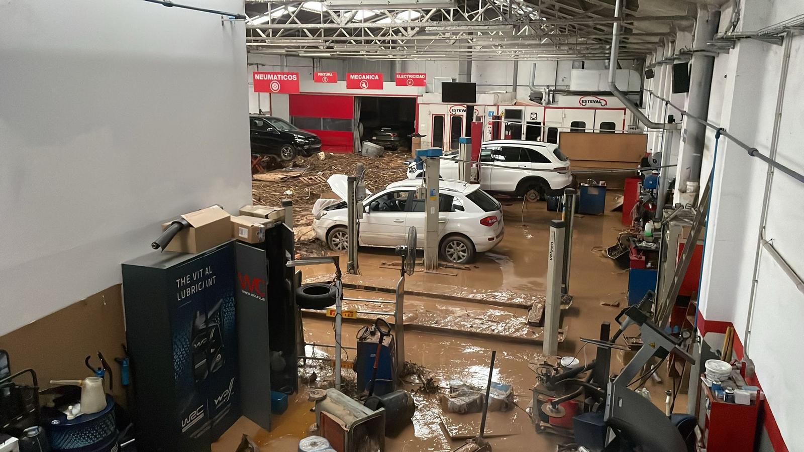 Interior del taller de Autos Esteval, todavía anegado, tres días después de la irrupción de la DANA.