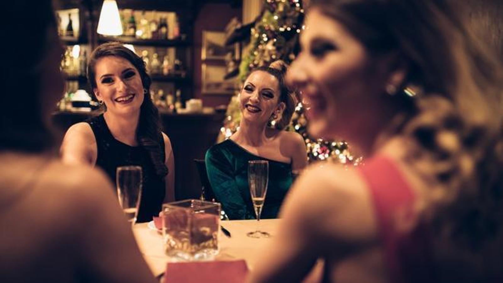 El 67% de los españoles acudirá a la cena de Navidad de su empresa y el 55% asumirá el coste del cubierto, según TheFork