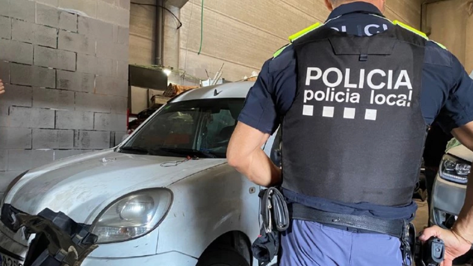 La Policía Local cierra dos talleres clandestinos sin licencia ni control en la gestión de residuos en Casinos (Valencia)