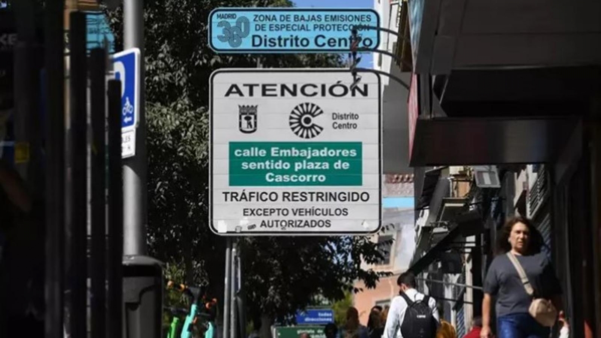 Los vehículos sin etiqueta podrán circular por Madrid durante todo 2026