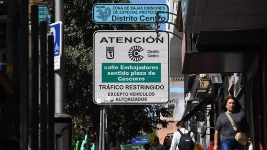 Los vehículos sin etiqueta podrán circular por Madrid durante todo 2026