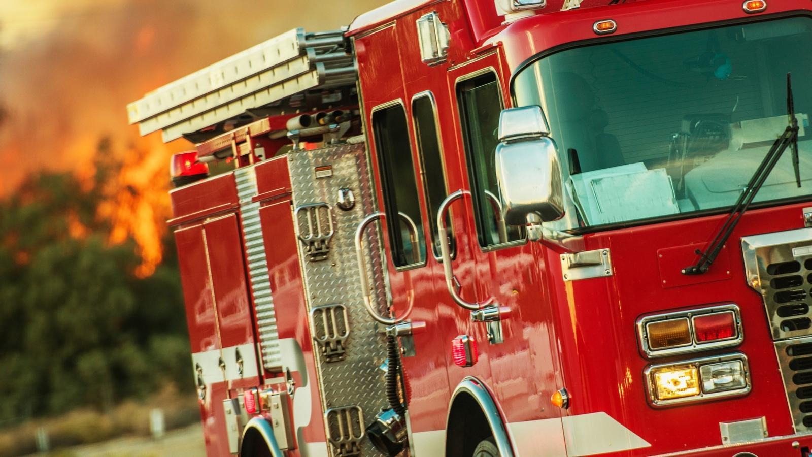 Un vehículo arde en plenas pruebas en un taller del polígono coruñés de Pocomaco