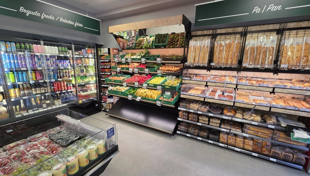 Interior del nuevo Carrefour Express del Camping Son Bou (Menorca).