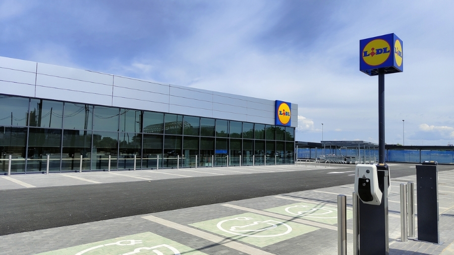 Aparcamiento con punto de recarga para vehículos eléctricos de un establecimiento Lidl. - 