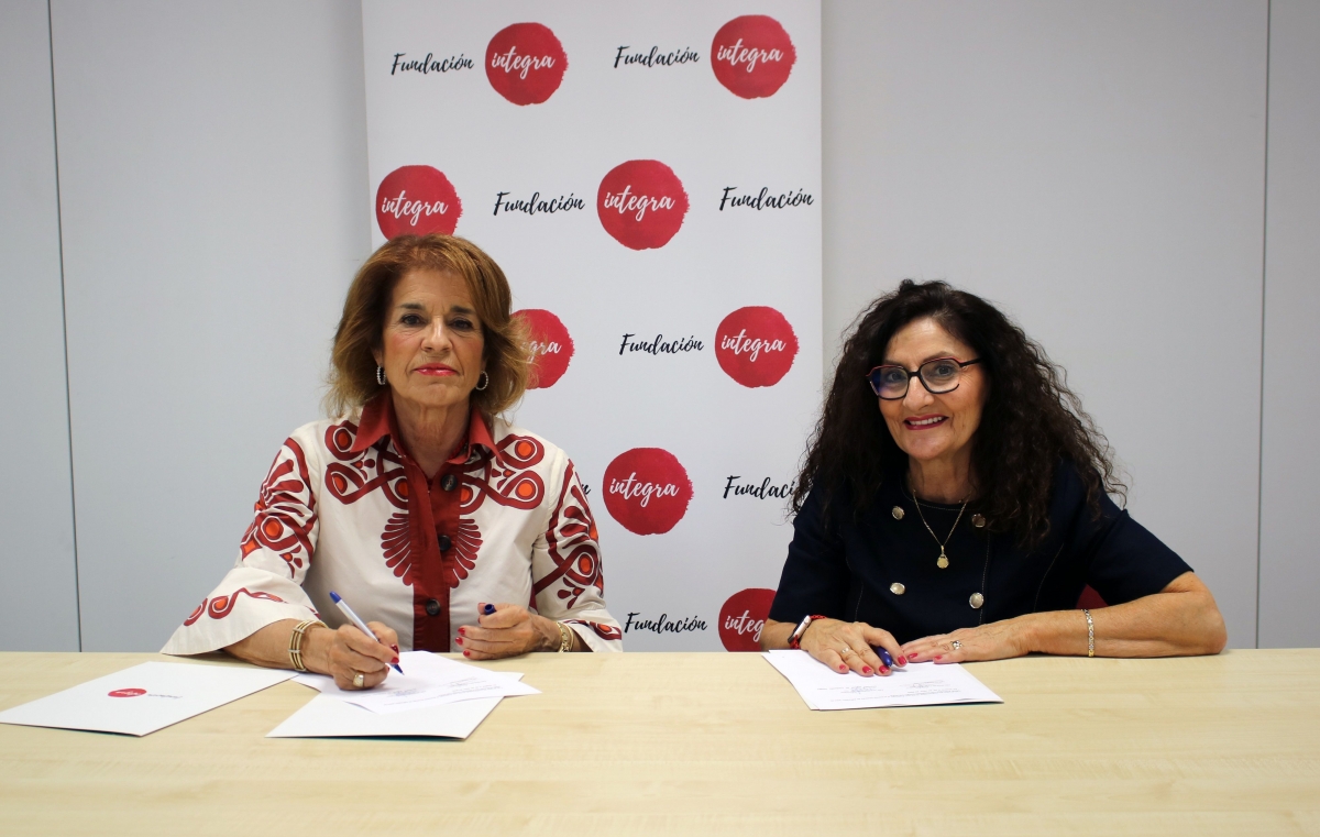 Ana Botella y Rosa Carabel, en el acto de firma del convenio. - 