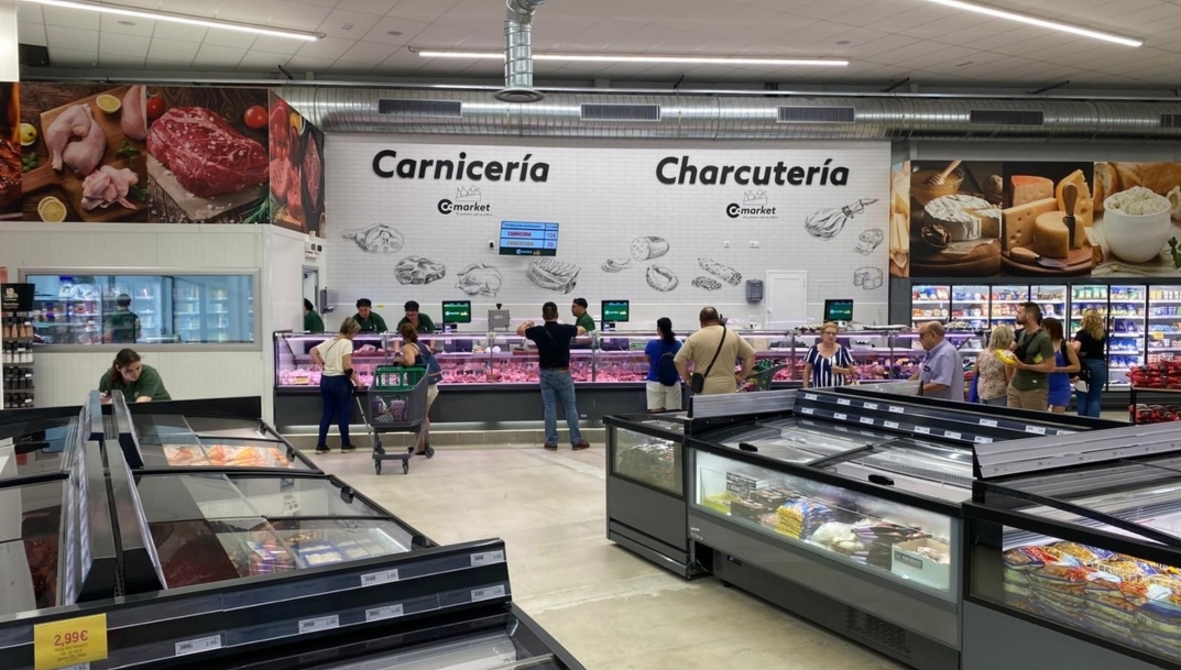 Sección de carnicería y charcutería del nuevo Comarket de Albal.