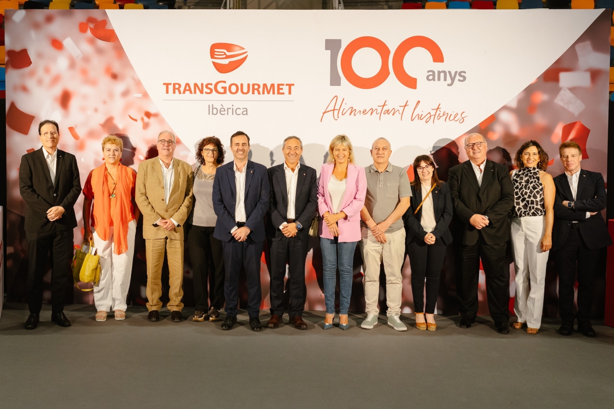 Lluis Labairu, director general de Transgourmet Ibérica (centro), rodeado de representantes empresariales e institucionales.