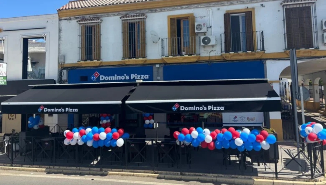Fachada del nuevo Domino's Pizza de Sanlúcar la Mayor (Sevilla). - 