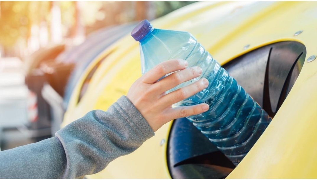Ecoembes ayuda al sector de bebidas a cumplir con la normativa de incorporación de plástico reciclado en botellas