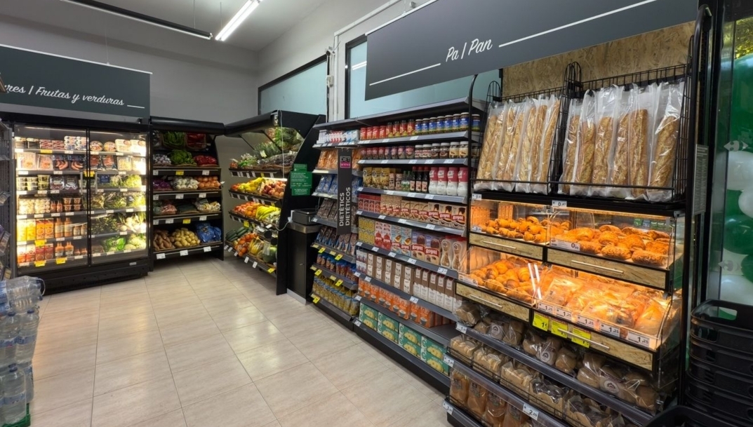 Interior del nuevo Carrefour Express de Vallromanes (Barcelona).